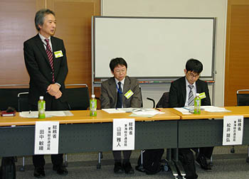 総務省の田中敏晴様(左)、山田雅人様(中央)、松井朋人様(右)